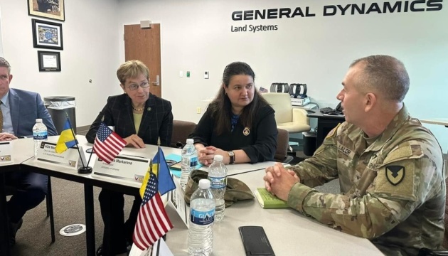 Embajadora de Ucrania visita la planta estadounidense que produce tanques Abrams