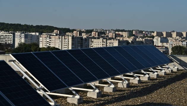 Компанія з Литви надала сонячні панелі для встановлення електростанції на будинку у Львові