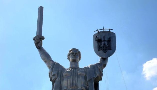 На монументі «Батьківщина-мати» зварюють пластини щита та Тризуба