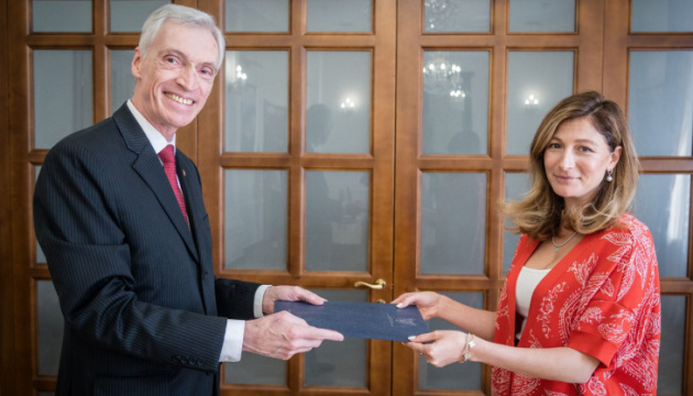 El Embajador del Perú entrega copias de credenciales de la viceministra de Asuntos Exteriores de Ucrania