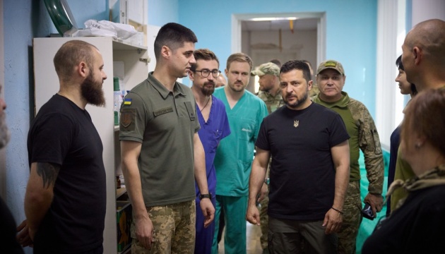 Зеленський відвідав поранених бійців у хірургічному відділенні на Запоріжжі