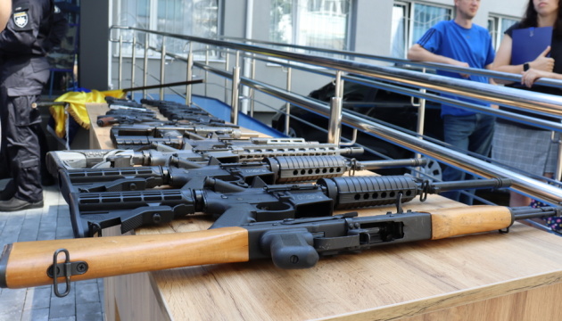 Поліція Маямі передала українським правоохоронцям стрілецьку зброю