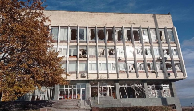 Херсонська ОВА показала, як виглядає обласна наукова бібліотека після обстрілів РФ