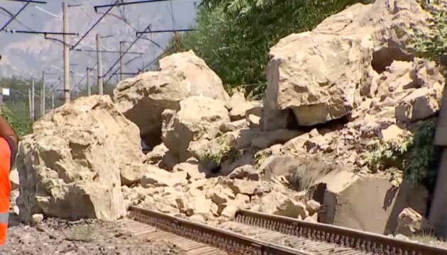 У Тбілісі стався обвал кам'яної маси на залізничні колії