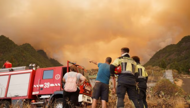 На іспанському острові Тенерифе палають 1800 гектарів лісу – вогонь не можуть взяти під контроль