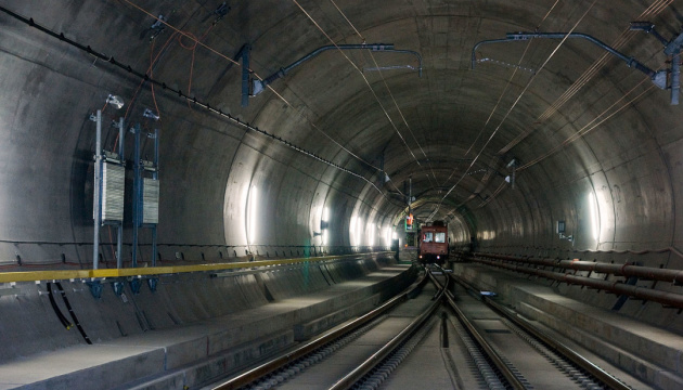 Роботу найдовшого у світі залізничного тунелю обмежать через аварію 