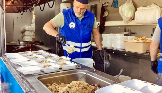 «Годуємо країну»: у Миколаєві роздадуть понад 1 300 порцій кримськотатарського плову