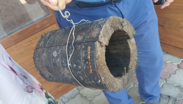 На Житомирщині під час ремонтних робіт виявили майже 100-річний дерев’яний водогін