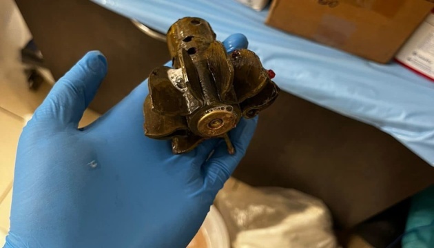 Doctors remove mine shank from wounded soldier’s body