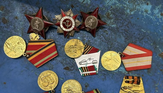 Житель Буковини намагався вивезти до Румунії колекцію нагород Другої світової