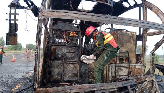 У Пакистані загорівся автобус унаслідок ДТП, 18 загиблих