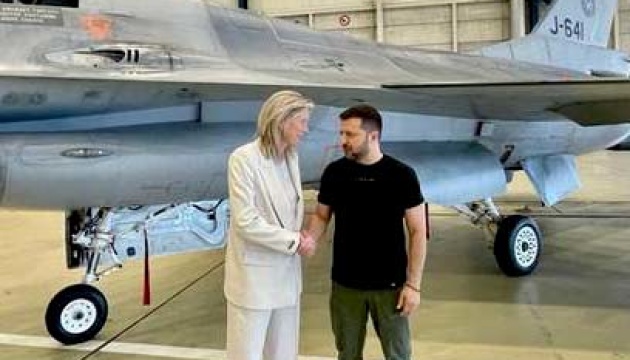 Zelensky visita la base aerea  de F-16 en los Países Bajos
