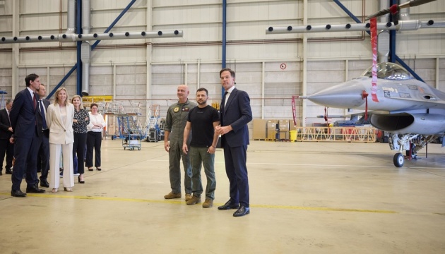 У Нідерландах Зеленський відвідав авіабазу із F-16