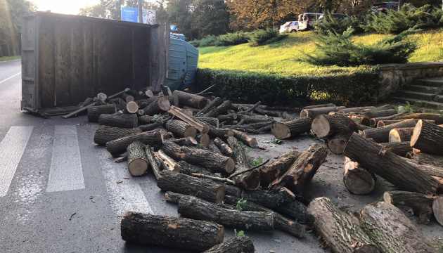 У Луцьку перекинулася вантажівка з деревиною - постраждали двоє дітей