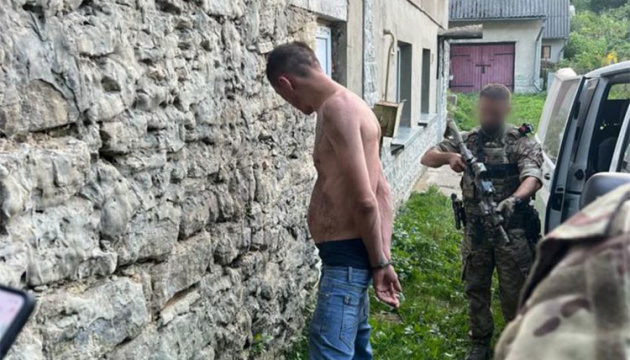 На Тернопільщині затримали чоловіка, який побив військового і відібрав у нього зброю