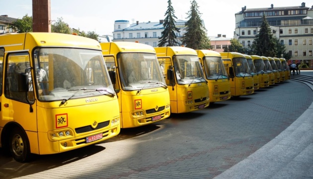 Громадам Прикарпаття передали 21 шкільний автобус