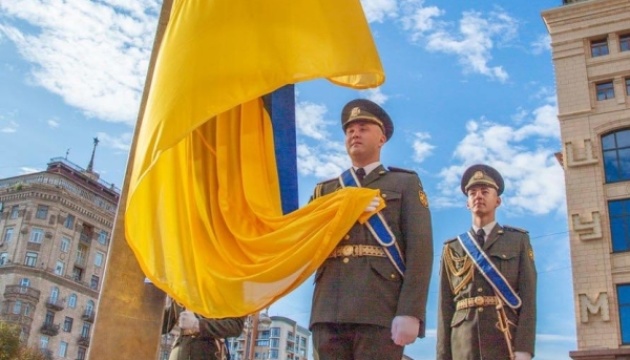 Біля будівлі КМДА підняли прапор України