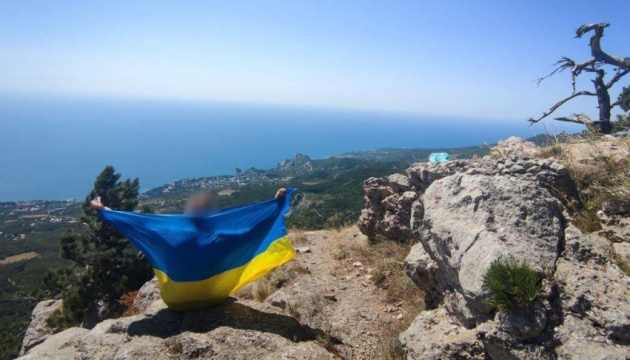 У Криму активісти встановили український прапор на горі Шаан-Кая