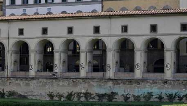 У Флоренції вандали «розписали» колони коридору Вазарі