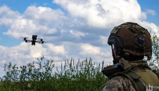Fünf feindliche Militärgeräte mit Drohnen binnen sechs Stunden zerstört