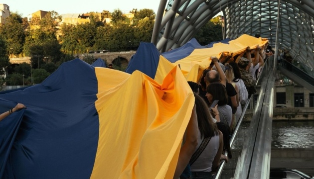 У столиці Грузії активісти розгорнули 32-метровий прапор України