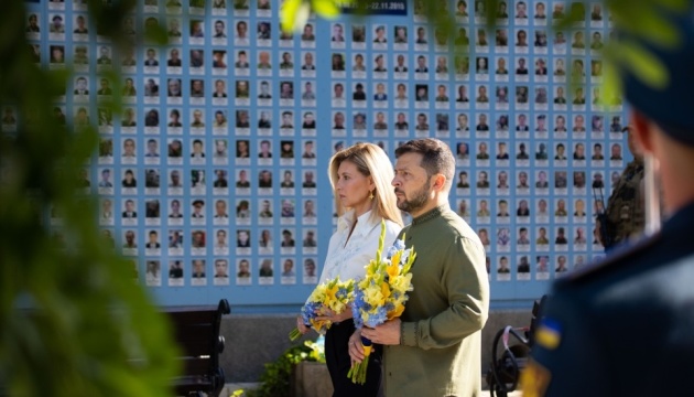 Präsidentenpaar gedenkt der gefallenen Soldaten in Kyjiw
