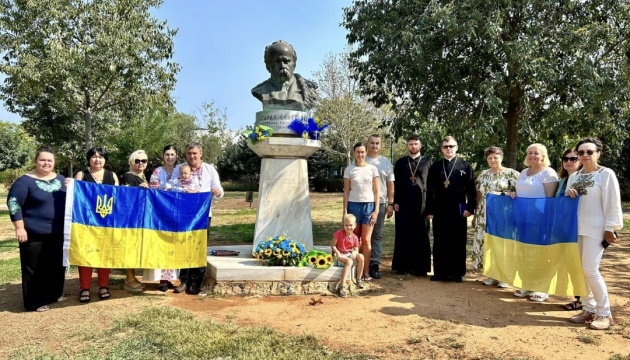 В Афінах у День Незалежності українці поклали квіти до пам'ятника Шевченку