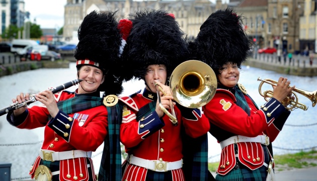 Музики Королівського полку Шотландії записали привітання для українців 