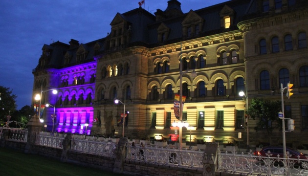Дзвіницю парламенту Канади підсвітили жовтим і синім