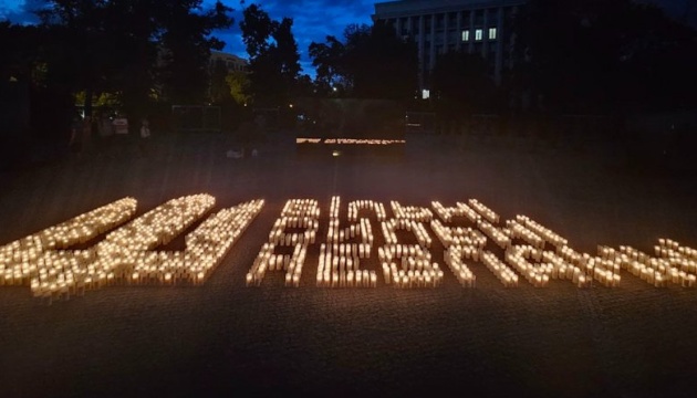 У Дніпрі із запалених свічок виклали Герб України