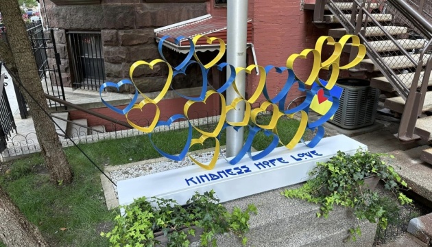 На території Генконсульства України в Чикаго встановили скульптуру «Серця України»