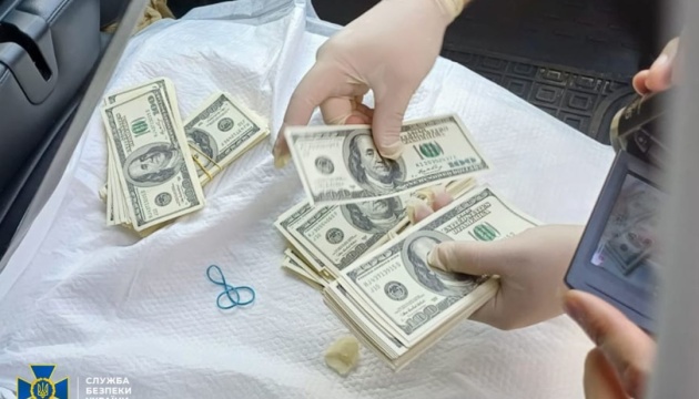 У Києві викрили групу шахраїв, які планували продати пів мільйона фальшивих доларів