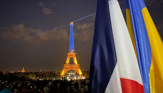 Ейфелеву вежу у Парижі підсвітили кольорами українського прапора