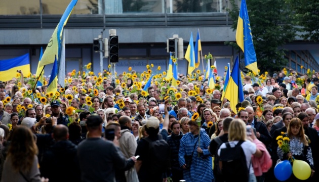 Сенатську площу у Гельсінкі у День Незалежності України перетворили на море соняшників