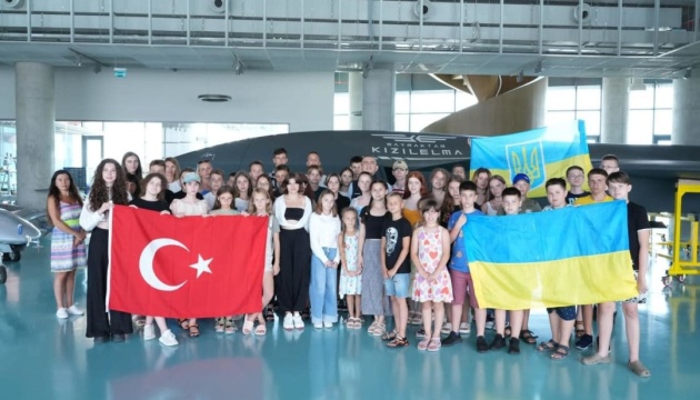 Дітям з України провели екскурсію заводом Baykar у Стамбулі