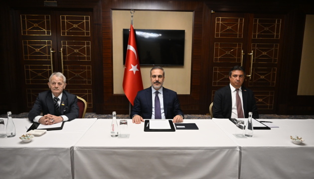 El ministro de Asuntos Exteriores de Turquía se reúne con líderes del pueblo tártaro de Crimea en Ucrania