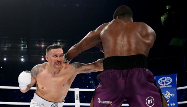 Oleksandre Usyk bat Daniel Dubois et conserve ses titres WBA, IBF et WBO des poids lourds