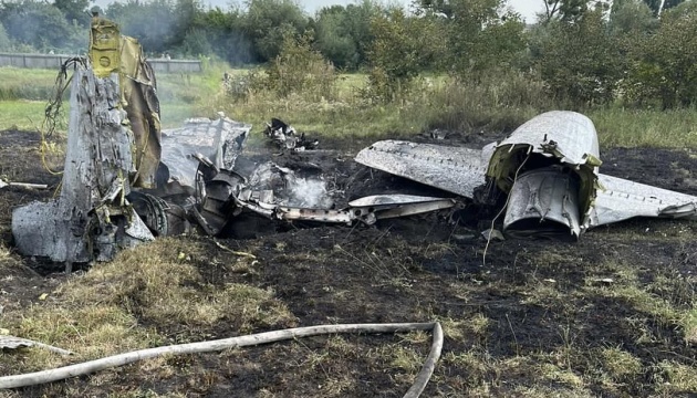 Авіакатастрофа на Житомирщині: колеги символічно попрощались із загиблими льотчиками