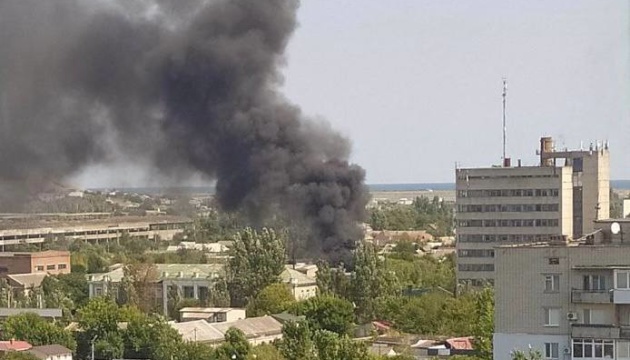 У Бердянську горить підприємство, де загарбники зберігали військову техніку У Бердянську горить підприємство, де загарбники зберігали військову техніку