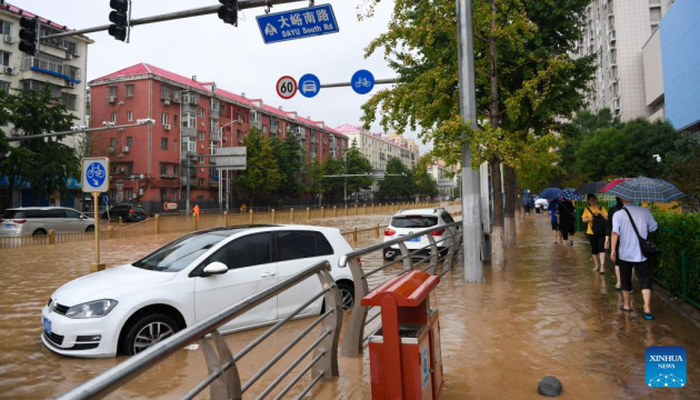 Через зливи у Китаї евакуювали вже три тисячі людей