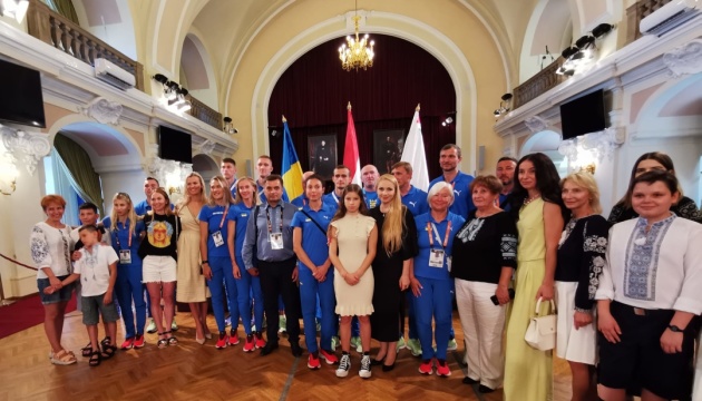 Українські легкоатлети завітали до мерії Будапешта та зустрілися з українською громадою