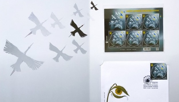 В Україні ввели в обіг поштову марку «Вічна памʼять»