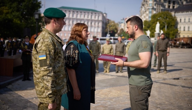 Tag des Gedenkens an Verteidiger der Ukraine: Präsident Selenskyj überreicht Auszeichnungen Angehörigen von Gefallenen