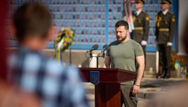 El presidente Zelensky entrega premios estatales a las familias de los defensores ucranianos caídos