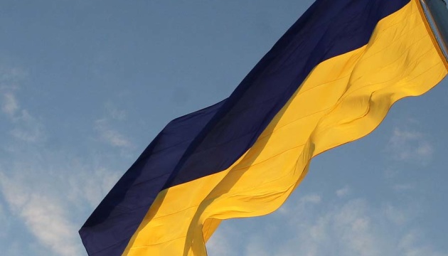 Ukrainian flag hoisted near Antonivka Bridge on left bank of Dnipro River