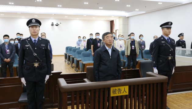 У Китаї експосадовця засудили до довічного за хабарі на $14,5 мільйона