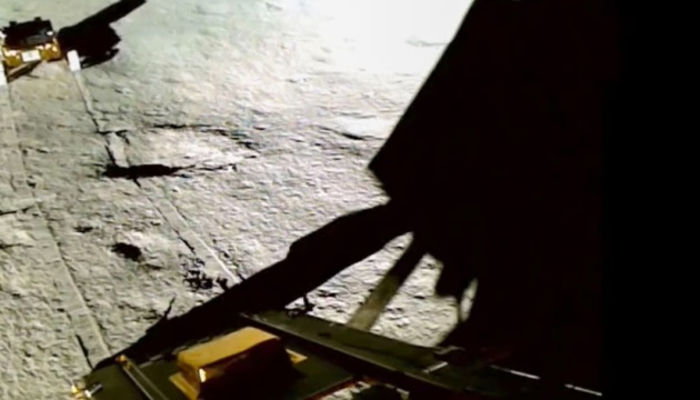 Індійський місяцехід «Прагьян» знайшов сірку на поверхні Місяця
