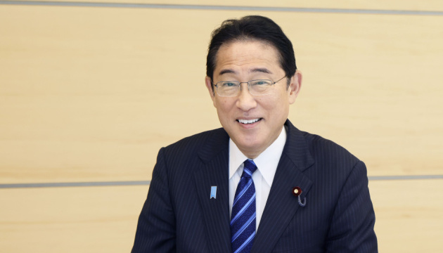 Прем'єр Японії на камеру пообідав морепродуктами з води поблизу Фукусіми