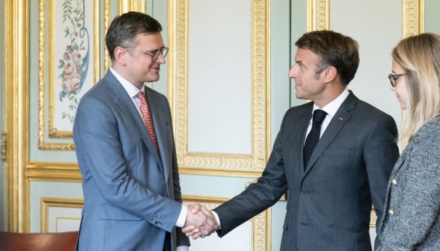 Kuleba se reúne con Macron para hablar sobre apoyo militar y exportaciones de cereales