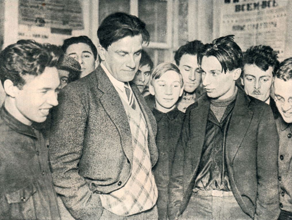 Маяковський на виставці. 1930